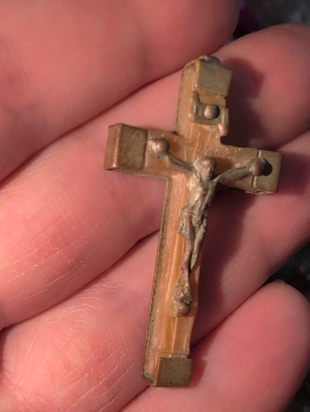 ❤️🔥10/$10❤️🔥 Vintage Crucifix Pendant Carved Mother Of Pearl - Picture 6 of 10